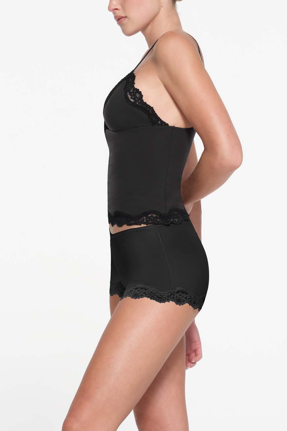 תמונת כל הלוק של TRIANGLE CAMI